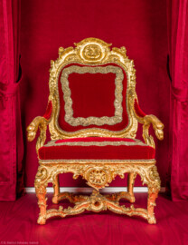 Schloss Bruchsal - Hauptbau / Corps de Logis - Von Innen - Beletage - Thronsaal - Südliche Wand, Mitte, Thronensemble - Blick auf den Thronsessel (Armsessel, um 1752-1758, geschnitzt vermutlich von Ferdinand Hundt; Höhe x Breite x Tiefe: 124 cm x 84 cm x 62 cm) (aufgenommen im September 2019, am späten Nachmittag) Schloss Bruchsal - Hauptbau / Corps de Logis - Von Innen - Beletage - Thronsaal - Südliche Wand, Mitte, Thronensemble - Blick auf den Thronsessel (Armsessel, um 1752-1758, geschnitzt vermutlich von Ferdinand Hundt; Höhe x Breite x Tiefe: 124 cm x 84 cm x 62 cm) (aufgenommen im September 2019, am späten Nachmittag)