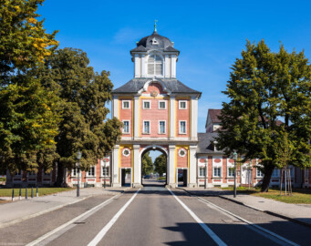 Schloss Bruchsal - Damianstor - Von Außen / Von Süden - Blick von der Schönbornstraße nach Norden auf das Damianstor (aufgenommen im September 2019, um die Mittagszeit) Schloss Bruchsal - Damianstor - Von Außen / Von Süden - Blick von der Schönbornstraße nach Norden auf das Damianstor (aufgenommen im September 2019, um die Mittagszeit)