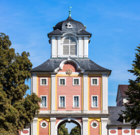Schloss Bruchsal - Damianstor - Von Außen / Von Süden - Blick von der Schönbornstraße nach Norden auf das Damianstor (aufgenommen im September 2019, um die Mittagszeit) Schloss Bruchsal - Damianstor - Von Außen / Von Süden - Blick von der Schönbornstraße nach Norden auf das Damianstor (aufgenommen im September 2019, um die Mittagszeit)