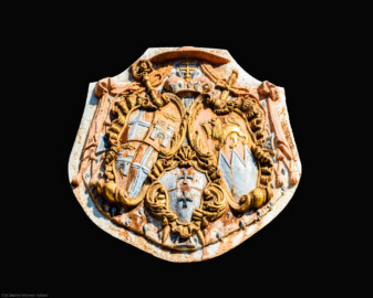 Schloss Bruchsal - Damianstor - Von Außen - Von Süden - Wappen von Damian Hugo Philipp von Schönborn-Buchheim am Giebel der Südfassade des Damianstors - Linkes Wappen: links oben und rechts unten: Wappen des Bistums Speyer, links unten und rechts oben: Wappen der Fürstpropstei Weissenburg - Rechtes Wappen: persönliches Wappen von Damian Hugo von Schönborn - Mittleres unteres Wappen: zweifaches Deutsch-Ordenskreuz für die Ordensballeien Altenbiesen und Hessen (aufgenommen im September 2019, um die Mittagszeit) Schloss Bruchsal - Damianstor - Von Außen - Von Süden - Wappen von Damian Hugo Philipp von Schönborn-Buchheim am Giebel der Südfassade des Damianstors - Linkes Wappen: links oben und rechts unten: Wappen des Bistums Speyer, links unten und rechts oben: Wappen der Fürstpropstei Weissenburg - Rechtes Wappen: persönliches Wappen von Damian Hugo von Schönborn - Mittleres unteres Wappen: zweifaches Deutsch-Ordenskreuz für die Ordensballeien Altenbiesen und Hessen (aufgenommen im September 2019, um die Mittagszeit)