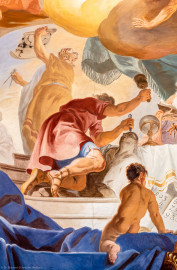 Schloss Bruchsal - Hauptbau / Corps de Logis - Beletage - Fürstensaal - Decke, äußere Zone, westlich, Mitte - Ausschnitt aus der westlichen äußeren Zone - Ausschnitt aus der Darstellung der sieben Wissenschaften und Künste - Links oben (Mann mit Plan und Zirkel): Darstellung der Architektur; Mitte (Mann mit Knüpfel und Meißel): Darstellung der Bildhauerei; rechts unten (Knabe mit Buch): Darstellung der Mathematik (Deckenfresko urspünglich gemalt 1751 von Johannes Zick, originalgetreu rekonstruiert 1966 bis 1969 von Wolfram Köberl) (aufgenommen im September 2019, am späten Vormittag) Schloss Bruchsal - Hauptbau / Corps de Logis - Beletage - Fürstensaal - Decke, äußere Zone, westlich, Mitte - Ausschnitt aus der westlichen äußeren Zone - Ausschnitt aus der Darstellung der sieben Wissenschaften und Künste - Links oben (Mann mit Plan und Zirkel): Darstellung der Architektur; Mitte (Mann mit Knüpfel und Meißel): Darstellung der Bildhauerei; rechts unten (Knabe mit Buch): Darstellung der Mathematik (Deckenfresko urspünglich gemalt 1751 von Johannes Zick, originalgetreu rekonstruiert 1966 bis 1969 von Wolfram Köberl) (aufgenommen im September 2019, am späten Vormittag)