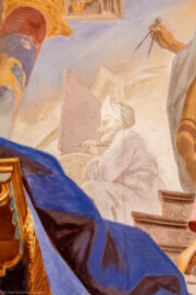 Schloss Bruchsal - Hauptbau / Corps de Logis - Beletage - Fürstensaal - Decke, äußere Zone, westlich, Mitte - Ausschnitt aus der westlichen äußeren Zone - Ausschnitt aus der Darstellung der sieben Wissenschaften und Künste - Mitte (Mann mit Staffelei): Darstellung der Malerei, daneben Selbstdarstellung des originalen Malers Johannes Zick (Deckenfresko urspünglich gemalt 1751 von Johannes Zick, originalgetreu rekonstruiert 1966 bis 1969 von Wolfram Köberl) (aufgenommen im September 2019, am späten Vormittag) Schloss Bruchsal - Hauptbau / Corps de Logis - Beletage - Fürstensaal - Decke, äußere Zone, westlich, Mitte - Ausschnitt aus der westlichen äußeren Zone - Ausschnitt aus der Darstellung der sieben Wissenschaften und Künste - Mitte (Mann mit Staffelei): Darstellung der Malerei, daneben Selbstdarstellung des originalen Malers Johannes Zick (Deckenfresko urspünglich gemalt 1751 von Johannes Zick, originalgetreu rekonstruiert 1966 bis 1969 von Wolfram Köberl) (aufgenommen im September 2019, am späten Vormittag)