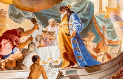 Schloss Bruchsal - Hauptbau / Corps de Logis - Beletage - Fürstensaal - Decke, äußere Zone, westlich, Mitte - Ausschnitt aus der westlichen äußeren Zone - Ausschnitt aus der westlichen äußeren Zone - Ausschnitt aus der Darstellung der sieben Wissenschaften und Künste - links der Mitte (Mann mit Knüpfel und Meißel): Darstellung der Bildhauerei; Mitte (Mann mit Buch): Darstellung der Literatur; rechts der Mitte (Mann mit Sternenhut und Zirkel): Darstellung der Astrologie; ganz rechts (Frau mit Cello): Darstellung der Musik; links unten (Knabe mit Buch): Darstellung der Mathematik (Deckenfresko urspünglich gemalt 1751 von Johannes Zick, originalgetreu rekonstruiert 1966 bis 1969 von Wolfram Köberl) (aufgenommen im September 2019, am späten Vormittag) Schloss Bruchsal - Hauptbau / Corps de Logis - Beletage - Fürstensaal - Decke, äußere Zone, westlich, Mitte - Ausschnitt aus der westlichen äußeren Zone - Ausschnitt aus der westlichen äußeren Zone - Ausschnitt aus der Darstellung der sieben Wissenschaften und Künste - links der Mitte (Mann mit Knüpfel und Meißel): Darstellung der Bildhauerei; Mitte (Mann mit Buch): Darstellung der Literatur; rechts der Mitte (Mann mit Sternenhut und Zirkel): Darstellung der Astrologie; ganz rechts (Frau mit Cello): Darstellung der Musik; links unten (Knabe mit Buch): Darstellung der Mathematik (Deckenfresko urspünglich gemalt 1751 von Johannes Zick, originalgetreu rekonstruiert 1966 bis 1969 von Wolfram Köberl) (aufgenommen im September 2019, am späten Vormittag)