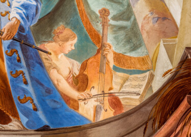 Schloss Bruchsal - Hauptbau / Corps de Logis - Beletage - Fürstensaal - Decke, äußere Zone, westlich, rechts der Mitte - Ausschnitt aus der westlichen äußeren Zone - Ausschnitt aus der Darstellung der sieben Wissenschaften und Künste - Mitte (Frau mit Cello): Darstellung der Musik (Deckenfresko urspünglich gemalt 1751 von Johannes Zick, originalgetreu rekonstruiert 1966 bis 1969 von Wolfram Köberl) (aufgenommen im September 2019, am späten Vormittag) Schloss Bruchsal - Hauptbau / Corps de Logis - Beletage - Fürstensaal - Decke, äußere Zone, westlich, rechts der Mitte - Ausschnitt aus der westlichen äußeren Zone - Ausschnitt aus der Darstellung der sieben Wissenschaften und Künste - Mitte (Frau mit Cello): Darstellung der Musik (Deckenfresko urspünglich gemalt 1751 von Johannes Zick, originalgetreu rekonstruiert 1966 bis 1969 von Wolfram Köberl) (aufgenommen im September 2019, am späten Vormittag)