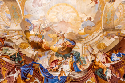 Schloss Bruchsal - Hauptbau / Corps de Logis - Beletage - Fürstensaal - Decke, Mitte, Zentrum nach Westen hin - Ausschnitt aus der westlichen mittleren inneren und unteren Zone -Mitte, unten: Darstellung der sieben Wissenschaften und Künste; unten links: Darstellung der Jagd, ein wichtiger Wirtschaftszweig Bruchsals; unten rechts: Darstellung der Landwirtschaft ein wichtiger Wirtschaftszweig Bruchsal; oben Mitte: der "himmlische Bereich" mit Darstellungen griechisch-römischer Götter und Allegorien (Deckenfresko urspünglich gemalt 1751 von Johannes Zick, originalgetreu rekonstruiert 1966 bis 1969 von Wolfram Köberl) (aufgenommen im September 2019, am frühen Nachmittag) Schloss Bruchsal - Hauptbau / Corps de Logis - Beletage - Fürstensaal - Decke, Mitte, Zentrum nach Westen hin - Ausschnitt aus der westlichen mittleren inneren und unteren Zone -Mitte, unten: Darstellung der sieben Wissenschaften und Künste; unten links: Darstellung der Jagd, ein wichtiger Wirtschaftszweig Bruchsals; unten rechts: Darstellung der Landwirtschaft ein wichtiger Wirtschaftszweig Bruchsal; oben Mitte: der "himmlische Bereich" mit Darstellungen griechisch-römischer Götter und Allegorien (Deckenfresko urspünglich gemalt 1751 von Johannes Zick, originalgetreu rekonstruiert 1966 bis 1969 von Wolfram Köberl) (aufgenommen im September 2019, am frühen Nachmittag)