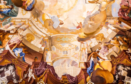 Schloss Bruchsal - Hauptbau / Corps de Logis - Beletage - Fürstensaal - Decke, Mitte, Zentrum nach Norden hin - Ausschnitt aus der nördlichen mittleren inneren und unteren Zone - Links: Darstellung der Landwirtschaft, ein wichtiger Wirtschaftszweig Bruchsal; Mitte, unten: Darstellung einer Scheinarchitektur; Mitte, oben: der "himmlische Bereich" mit Darstellungen griechisch-römischer Götter und Allegorien; rechts: Darstellung der Salzgewinnung, ein wichtiger Wirtschaftszweig Bruchsals (Deckenfresko urspünglich gemalt 1751 von Johannes Zick, originalgetreu rekonstruiert 1966 bis 1969 von Wolfram Köberl) (aufgenommen im September 2019, am frühen Nachmittag) Schloss Bruchsal - Hauptbau / Corps de Logis - Beletage - Fürstensaal - Decke, Mitte, Zentrum nach Norden hin - Ausschnitt aus der nördlichen mittleren inneren und unteren Zone - Links: Darstellung der Landwirtschaft, ein wichtiger Wirtschaftszweig Bruchsal; Mitte, unten: Darstellung einer Scheinarchitektur; Mitte, oben: der "himmlische Bereich" mit Darstellungen griechisch-römischer Götter und Allegorien; rechts: Darstellung der Salzgewinnung, ein wichtiger Wirtschaftszweig Bruchsals (Deckenfresko urspünglich gemalt 1751 von Johannes Zick, originalgetreu rekonstruiert 1966 bis 1969 von Wolfram Köberl) (aufgenommen im September 2019, am frühen Nachmittag)