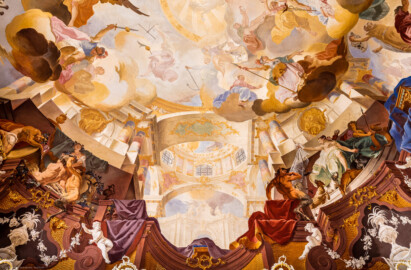 Schloss Bruchsal - Hauptbau / Corps de Logis - Beletage - Fürstensaal - Decke, Mitte, Zentrum nach Süden hin - Ausschnitt aus der südlichen mittleren inneren und unteren Zone - Links: Darstellung des Weinbaus, ein wichtiger Wirtschaftszweig Bruchsals; Mitte, unten: Darstellung einer Scheinarchitektur; Mitte, oben: der "himmlische Bereich" mit Darstellungen griechisch-römischer Götter und Allegorien; rechts: Darstellung der Jagd, ein wichtiger Wirtschaftszweig Bruchsals (Deckenfresko urspünglich gemalt 1751 von Johannes Zick, originalgetreu rekonstruiert 1966 bis 1969 von Wolfram Köberl) (aufgenommen im September 2019, am frühen Nachmittag) Schloss Bruchsal - Hauptbau / Corps de Logis - Beletage - Fürstensaal - Decke, Mitte, Zentrum nach Süden hin - Ausschnitt aus der südlichen mittleren inneren und unteren Zone - Links: Darstellung des Weinbaus, ein wichtiger Wirtschaftszweig Bruchsals; Mitte, unten: Darstellung einer Scheinarchitektur; Mitte, oben: der "himmlische Bereich" mit Darstellungen griechisch-römischer Götter und Allegorien; rechts: Darstellung der Jagd, ein wichtiger Wirtschaftszweig Bruchsals (Deckenfresko urspünglich gemalt 1751 von Johannes Zick, originalgetreu rekonstruiert 1966 bis 1969 von Wolfram Köberl) (aufgenommen im September 2019, am frühen Nachmittag)