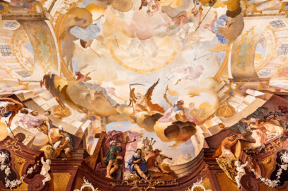 Schloss Bruchsal - Hauptbau / Corps de Logis - Beletage - Fürstensaal - Decke, Mitte, Zentrum nach Osten hin - Ausschnitt aus der östlichen mittleren inneren und unteren Zone - Links: Darstellung der Salzgewinnung, ein wichtiger Wirtschaftszweig Bruchsals; Mitte, unten: Darstellung der Vier Jahreszeiten und der Vier Lebensalter als Musikkapelle; Mitte, oben: der "himmlische Bereich" mit Darstellungen griechisch-römischer Götter und Allegorien; rechts: Darstellung des Weinbaus, ein wichtiger Wirtschaftszweig Bruchsals (Deckenfresko urspünglich gemalt 1751 von Johannes Zick, originalgetreu rekonstruiert 1966 bis 1969 von Wolfram Köberl) (aufgenommen im September 2019, am frühen Nachmittag)