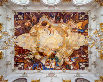 Schloss Bruchsal - Hauptbau / Corps de Logis - Beletage - Fürstensaal - Decke - Blick vom Zentrum des Fürstensaals senkrecht nach oben auf die rekonstruierte Decke (Deckenfresko urspünglich gemalt 1751 von Johannes Zick, originalgetreu rekonstruiert 1966 bis 1969 von Wolfram Köberl) (aufgenommen im September 2019, am Nachmittag)