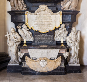 Bruchsal - Peterskirche / St. Peter - Westlicher Chorraum - Von Innen / Von Nordost - Blick auf den unteren Teil des Doppelgrabdenkmals für Damian Hugo Philipp von Schönborn-Buchheim und für August von Limburg-Stirum (Epitaph entworfen von Johann Seitz, gefertigt von Stephan Strahl, vorgelagerter Marmoraltar und dazugehörende Plastiken gefertigt von Joachim Günther) (aufgenommen im September 2019, um die Mittagszeit) Bruchsal - Peterskirche / St. Peter - Westlicher Chorraum - Von Innen / Von Nordost - Blick auf den unteren Teil des Doppelgrabdenkmals für Damian Hugo Philipp von Schönborn-Buchheim und für August von Limburg-Stirum (Epitaph entworfen von Johann Seitz, gefertigt von Stephan Strahl, vorgelagerter Marmoraltar und dazugehörende Plastiken gefertigt von Joachim Günther) (aufgenommen im September 2019, um die Mittagszeit)