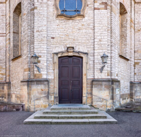 Bruchsal - Peterskirche / St. Peter - Von Außen / Von Norden - Blick von der Peter-und-Paul-Straße auf das Hauptportal und das Nordschiff (aufgenommen im September 2019, am frühen Nachmittag)