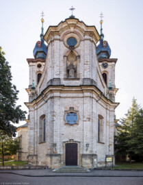 Bruchsal - Peterskirche / St. Peter - Von Außen / Von Norden - Blick von der Peter-und-Paul-Straße auf die Nordseite von St. Peter, das Hauptportal, das Nordschiff und die Doppeltürme (aufgenommen im September 2019, am Nachmittag)