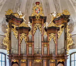 Bruchsal - Peterskirche / St. Peter - Empore - Hauptorgel - Von Süden - Blick vom Chor auf die Orgel (Empore und Orgelprospekt entworfen von Johann Leonhard Stahl, 1768; erstes Orgelwerk gebaut von Orgelbauer Seuffert; heutiges Orgelwerk gebaut von Orgelbaufirma Vladimir Šlajch, Borovany/Tschechien, 2004 ) (aufgenommen im September 2019, am Nachmittag)