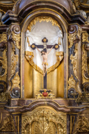 Bruchsal - Peterskirche / St. Peter - Südschiff - Hochaltar - Von Norden - Blick auf das zentrale Kreuz und das Tabernakel des Hochaltars (Altar entworfen von Balthasar Neumann und Johann Wolfgang van der Auwera, vor 1747) (aufgenommen im September 2019, am Nachmittag)