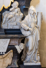 Bruchsal - Peterskirche / St. Peter - Westlicher Chorraum - Doppelgrabdenkmal für Damian Hugo Philipp von Schönborn-Buchheim und für August von Limburg-Stirum - Von Nordost - Blick auf den unteren rechten Teil des Grabdenkmals mit der trauernden Knabenfigur und der Plastik "Die Wahrheit" (Epitaph entworfen von Johann Seitz, gefertigt von Stephan Strahl, vorgelagerter Marmoraltar und dazugehörende Plastiken gefertigt von Joachim Günther) (aufgenommen im September 2019, am späten Nachmittag)