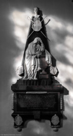 Bruchsal - Peterskirche / St. Peter - Westlicher Querarm, Nordseite - Blick auf das Epitaph für Heinrich Harthard, Freiherr von Benseradt, im Licht des späten Nachmittags; Inschrift: "Heinrich Hartard Freiherr von Benseradt Burgmann Zu Schoenecken. Kurf. Tr. Kammerherr Fürst. Spr.g, R. u. Oberhof Marschall. der nieder.rh. unmittelb. Reichs. Ritterschaft Mitglied  geb. den 8. Apr. 1712. Zu Speier ward den. 30. Dec. 1738. Kur-Tr. Grenadier Hauptmann tratt den. 12. Feb. 1739. aus Kur.Tr. in Kön. Oesterr. Kriegsdienste, war als ein wahrer Soldat denen damahligen Feldzügen gegenwärtig entsagte den. 22. Dec. 1746.  als würklicher Kais. Kön. Grenadier Hauptmann dieser Stelle ward zu Bruchsal Hof.Marschal vermälte sich den. 9. Jul. 1755. mit der Reichs Fraeul. Karolina Franz. geb. von Koffler Zu Millendt von.  1778 den 30. Sept. begleitete er die Würde eines Oberhof Marsch. starb am 6. Jenn. 1789. als ein ehrlicher Mann und ward an diesem Ort Zur Erde bestättigt wo seine ruckgelassene Gemahlin dieses Denkmal der Liebe und Treue 1790. errichtet hat. Herr, verwerf ihn nicht vor deinem Angesicht" (aufgenommen im September 2019, am späten Nachmittag)