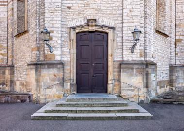 Bruchsal - Peterskirche / St. Peter - Von Außen / Von Norden - Blick von der Peter-und-Paul-Straße auf das Hauptportal (aufgenommen im September 2019, am frühen Nachmittag) Bruchsal - Peterskirche / St. Peter - Von Außen / Von Norden - Blick von der Peter-und-Paul-Straße auf das Hauptportal (aufgenommen im September 2019, am frühen Nachmittag)