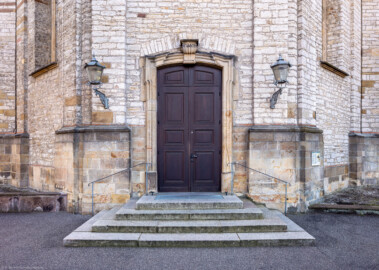 Bruchsal - Peterskirche / St. Peter - Von Außen / Von Norden - Blick von der Peter-und-Paul-Straße auf das Hauptportal (aufgenommen im September 2019, am frühen Nachmittag)