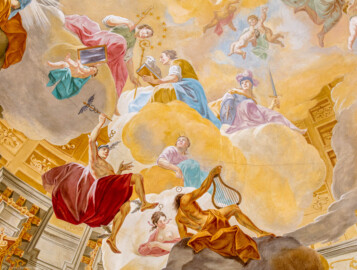 Schloss Bruchsal - Hauptbau / Corps de Logis - Beletage - Kuppelsaal - Kuppelfresko - Ausschnitt aus der nordwestlichen "himmlischen" Zone - oben links: Darstellung der göttlichen Weisheit als Frau mit Sternenkranz und Putto mit Spiegel, den Bischofsstab an eine Frau mit Buch und Lamm darauf überreichend; mittig rechts: Darstellung des göttlichen Beistands als Frau mit Helm, Schild und Schwert; unten links Merkur (Götterbote) mit geflügelten Füßen, geflügeltem Helm und Heroldstab mit Schlange; unten mittig: Luna (Mondgöttin) mit Halbmond auf dem Kopf; ganz unten mittig: Venus (Göttin der Liebe); unten rechts Apoll (Gott des Lichts u.a.) mit Lyra (urspünglich gemalt 1752 von Johannes Zick und Sohn Januarius, originalgetreu rekonstruiert 1966 von Karl Manninger) (aufgenommen im September 2019, am Nachmittag) Schloss Bruchsal - Hauptbau / Corps de Logis - Beletage - Kuppelsaal - Kuppelfresko - Ausschnitt aus der nordwestlichen "himmlischen" Zone - oben links: Darstellung der göttlichen Weisheit als Frau mit Sternenkranz und Putto mit Spiegel, den Bischofsstab an eine Frau mit Buch und Lamm darauf überreichend; mittig rechts: Darstellung des göttlichen Beistands als Frau mit Helm, Schild und Schwert; unten links Merkur (Götterbote) mit geflügelten Füßen, geflügeltem Helm und Heroldstab mit Schlange; unten mittig: Luna (Mondgöttin) mit Halbmond auf dem Kopf; ganz unten mittig: Venus (Göttin der Liebe); unten rechts Apoll (Gott des Lichts u.a.) mit Lyra (urspünglich gemalt 1752 von Johannes Zick und Sohn Januarius, originalgetreu rekonstruiert 1966 von Karl Manninger) (aufgenommen im September 2019, am Nachmittag)