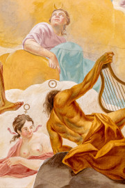 Schloss Bruchsal - Hauptbau / Corps de Logis - Beletage - Kuppelsaal - Kuppelfresko - Ausschnitt aus der nordwestlichen "himmlischen" Zone - Darstellung von Apoll, Luna und Venus als antike Götter; rechts unten Apoll (Gott des Lichts u.a.) mit Lyra;, oben Luna (Mondgöttin) mit Halbmond auf dem Kopf, unten links Venus (Göttin der Liebe) (urspünglich gemalt 1752 von Johannes Zick und Sohn Januarius, originalgetreu rekonstruiert 1966 von Karl Manninger) (aufgenommen im September 2019, am Nachmittag) Schloss Bruchsal - Hauptbau / Corps de Logis - Beletage - Kuppelsaal - Kuppelfresko - Ausschnitt aus der nordwestlichen "himmlischen" Zone - Darstellung von Apoll, Luna und Venus als antike Götter; rechts unten Apoll (Gott des Lichts u.a.) mit Lyra;, oben Luna (Mondgöttin) mit Halbmond auf dem Kopf, unten links Venus (Göttin der Liebe) (urspünglich gemalt 1752 von Johannes Zick und Sohn Januarius, originalgetreu rekonstruiert 1966 von Karl Manninger) (aufgenommen im September 2019, am Nachmittag)