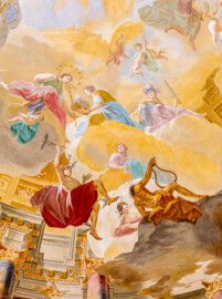 Schloss Bruchsal - Hauptbau / Corps de Logis - Beletage - Kuppelsaal - Kuppelfresko - Ausschnitt aus der nordwestlichen "himmlischen" Zone - Darstellung der göttlichen Weisheit als Frau (oben links) mit Sternenkranz und Putto mit Spiegel, den Bischofsstab an eine Frau (oben rechts) mit Buch und Lamm darauf überreichend; unten links Merkur (Götterbote) mit geflügelten Füßen, geflügeltem Helm und Heroldstab mit Schlange; mittig rechts Luna (Mondgöttin) mit Halbmond auf dem Kopf; unten mittig Venus (Göttin der Liebe); unten rechts Apoll (Gott des Lichts u.a.) mit Lyra (urspünglich gemalt 1752 von Johannes Zick und Sohn Januarius, originalgetreu rekonstruiert 1966 von Karl Manninger) (aufgenommen im September 2019, am Nachmittag) Schloss Bruchsal - Hauptbau / Corps de Logis - Beletage - Kuppelsaal - Kuppelfresko - Ausschnitt aus der nordwestlichen "himmlischen" Zone - Darstellung der göttlichen Weisheit als Frau (oben links) mit Sternenkranz und Putto mit Spiegel, den Bischofsstab an eine Frau (oben rechts) mit Buch und Lamm darauf überreichend; unten links Merkur (Götterbote) mit geflügelten Füßen, geflügeltem Helm und Heroldstab mit Schlange; mittig rechts Luna (Mondgöttin) mit Halbmond auf dem Kopf; unten mittig Venus (Göttin der Liebe); unten rechts Apoll (Gott des Lichts u.a.) mit Lyra (urspünglich gemalt 1752 von Johannes Zick und Sohn Januarius, originalgetreu rekonstruiert 1966 von Karl Manninger) (aufgenommen im September 2019, am Nachmittag)