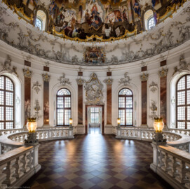 Schloss Bruchsal - Hauptbau / Corps de Logis - Beletage - Kuppelsaal - Von Osten - Blick von der Tür zum Fürstensaal nach Westen in den Kuppelsaal (aufgenommen im September 2019, am späten Nachmittag) Schloss Bruchsal - Hauptbau / Corps de Logis - Beletage - Kuppelsaal - Von Osten - Blick von der Tür zum Fürstensaal nach Westen in den Kuppelsaal (aufgenommen im September 2019, am späten Nachmittag)