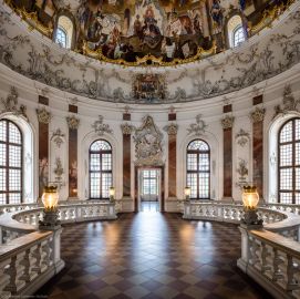 Schloss Bruchsal - Hauptbau / Corps de Logis - Beletage - Kuppelsaal - Von Osten - Blick von der Tür zum Fürstensaal nach Westen in den Kuppelsaal (aufgenommen im September 2019, am späten Nachmittag) Schloss Bruchsal - Hauptbau / Corps de Logis - Beletage - Kuppelsaal - Von Osten - Blick von der Tür zum Fürstensaal nach Westen in den Kuppelsaal (aufgenommen im September 2019, am späten Nachmittag)
