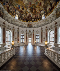 Schloss Bruchsal - Hauptbau / Corps de Logis - Beletage - Kuppelsaal - Von Osten - Blick von der Tür zum Fürstensaal nach Westen in den Kuppelsaal (aufgenommen im September 2019, am späten Nachmittag) Schloss Bruchsal - Hauptbau / Corps de Logis - Beletage - Kuppelsaal - Von Osten - Blick von der Tür zum Fürstensaal nach Westen in den Kuppelsaal (aufgenommen im September 2019, am späten Nachmittag)