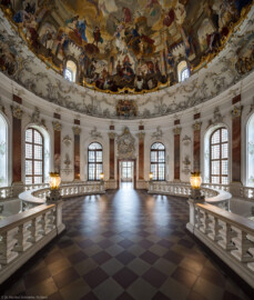 Schloss Bruchsal - Hauptbau / Corps de Logis - Beletage - Kuppelsaal - Von Osten - Blick von der Tür zum Fürstensaal nach Westen in den Kuppelsaal (aufgenommen im September 2019, am späten Nachmittag) Schloss Bruchsal - Hauptbau / Corps de Logis - Beletage - Kuppelsaal - Von Osten - Blick von der Tür zum Fürstensaal nach Westen in den Kuppelsaal (aufgenommen im September 2019, am späten Nachmittag)