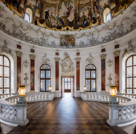 Schloss Bruchsal - Hauptbau / Corps de Logis - Beletage - Kuppelsaal - Von Osten - Blick vom Marmorsaal in den Kuppelsaal (aufgenommen im September 2019, am frühen Nachmittag) Schloss Bruchsal - Hauptbau / Corps de Logis - Beletage - Kuppelsaal - Von Osten - Blick vom Marmorsaal in den Kuppelsaal (aufgenommen im September 2019, am frühen Nachmittag)