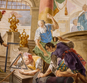 Schloss Bruchsal - Hauptbau / Corps de Logis - Beletage - Kuppelsaal - Kuppelfresko - Ausschnitt aus dem östlichen "irdischen" Bereich; Darstellung dreier Bauhandwerker (urspünglich gemalt 1752 von Johannes Zick und Sohn Januarius, originalgetreu rekonstruiert 1966 von Karl Manninger) (aufgenommen im Oktober 2019, am späten Vormittag)