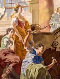Schloss Bruchsal - Hauptbau / Corps de Logis - Beletage - Kuppelsaal - Kuppelfresko - Ausschnitt aus dem westlichen "irdischen" Bereich - Drei Frauenfiguren - Personifikation der Malerei (oben) sowie Personifikation der Bildhauerei (rechts, meißelt Huttens Wappen)  (urspünglich gemalt 1752 von Johannes Zick und Sohn Januarius, originalgetreu rekonstruiert 1966 von Karl Manninger) (aufgenommen im Oktober 2019, um die Mittagszeit)