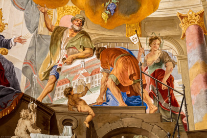 Schloss Bruchsal - Hauptbau / Corps de Logis - Beletage - Kuppelsaal - Kuppelfresko - Ausschnitt aus dem westlichen "irdischen" Bereich - Johann Georg Stahl (links), Huttens Werkmeister und Architekt, lehnt auf einem Plan Stahls für eine Saline; rechts eine Frau mit dem Zeichen der Alchemisten, ein Hinweis auf die Salzgewinnung (urspünglich gemalt 1752 von Johannes Zick und Sohn Januarius, originalgetreu rekonstruiert 1966 von Karl Manninger) (aufgenommen im Oktober 2019, um die Mittagszeit) Schloss Bruchsal - Hauptbau / Corps de Logis - Beletage - Kuppelsaal - Kuppelfresko - Ausschnitt aus dem westlichen "irdischen" Bereich - Johann Georg Stahl (links), Huttens Werkmeister und Architekt, lehnt auf einem Plan Stahls für eine Saline; rechts eine Frau mit dem Zeichen der Alchemisten, ein Hinweis auf die Salzgewinnung (urspünglich gemalt 1752 von Johannes Zick und Sohn Januarius, originalgetreu rekonstruiert 1966 von Karl Manninger) (aufgenommen im Oktober 2019, um die Mittagszeit)