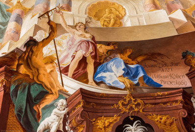 Schloss Bruchsal - Hauptbau / Corps de Logis - Beletage - Fürstensaal - Decke, äußere Zone, Nordwestecke - Ausschnitt aus der nordwestlichen äußeren Zone - Darstellung der Landwirtschaft, ein wichtiger Wirtschaftszweig Bruchsals - Links (Mann mit Rechen): Darstellung des Hirtengotts Pan, auch die Fruchtbarkeit symbolisierend; links der Mitte (Frau mit Ähre): Darstellung der griechischen / römischen Fruchtbarkeitsgöttin Demeter / Ceres; rechts der Mitte: Signatur von Wolfram Köberl mit dem Datum (1969) der Fertigstellung der Fresko-Rekonstruktion und dem Hinweis auf den originalen Maler (Johannes Zick) und das Datum (1751) der originalen Fertigstellung (Deckenfresko urspünglich gemalt 1751 von Johannes Zick, originalgetreu rekonstruiert 1966 bis 1969 von Wolfram Köberl) (aufgenommen im Oktober 2019, um die Mittagszeit) Schloss Bruchsal - Hauptbau / Corps de Logis - Beletage - Fürstensaal - Decke, äußere Zone, Nordwestecke - Ausschnitt aus der nordwestlichen äußeren Zone - Darstellung der Landwirtschaft, ein wichtiger Wirtschaftszweig Bruchsals - Links (Mann mit Rechen): Darstellung des Hirtengotts Pan, auch die Fruchtbarkeit symbolisierend; links der Mitte (Frau mit Ähre): Darstellung der griechischen / römischen Fruchtbarkeitsgöttin Demeter / Ceres; rechts der Mitte: Signatur von Wolfram Köberl mit dem Datum (1969) der Fertigstellung der Fresko-Rekonstruktion und dem Hinweis auf den originalen Maler (Johannes Zick) und das Datum (1751) der originalen Fertigstellung (Deckenfresko urspünglich gemalt 1751 von Johannes Zick, originalgetreu rekonstruiert 1966 bis 1969 von Wolfram Köberl) (aufgenommen im Oktober 2019, um die Mittagszeit)