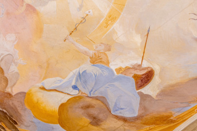 Schloss Bruchsal - Hauptbau / Corps de Logis - Beletage - Fürstensaal - Decke, Mitte, Zentrum nach Westen hin - Ausschnitt aus der westlichen mittleren inneren Zone - Mitte: Darstellung der göttlichen Vorsehung (Providenz), dem Sonnengott entgegen schwebend; in der linken Hand ein Zepter mit einem Dreieck und dem Auge Gottes sowie einer Schlange um den Stab (Deckenfresko urspünglich gemalt 1751 von Johannes Zick, originalgetreu rekonstruiert 1966 bis 1969 von Wolfram Köberl) (aufgenommen im Oktober 2019, am Nachmittag) Schloss Bruchsal - Hauptbau / Corps de Logis - Beletage - Fürstensaal - Decke, Mitte, Zentrum nach Westen hin - Ausschnitt aus der westlichen mittleren inneren Zone - Mitte: Darstellung der göttlichen Vorsehung (Providenz), dem Sonnengott entgegen schwebend; in der linken Hand ein Zepter mit einem Dreieck und dem Auge Gottes sowie einer Schlange um den Stab (Deckenfresko urspünglich gemalt 1751 von Johannes Zick, originalgetreu rekonstruiert 1966 bis 1969 von Wolfram Köberl) (aufgenommen im Oktober 2019, am Nachmittag)