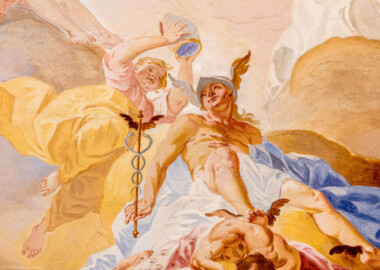 Schloss Bruchsal - Hauptbau / Corps de Logis - Beletage - Fürstensaal - Decke, Mitte, Zentrum nach Westen hin - Ausschnitt aus der westlichen mittleren inneren Zone - Mitte: Darstellung des Götterboten Hermes (mit Flügeln an Helm und Füßen), in der Hand den Hermesstab (ein Stab mit zwei Flügeln, umschlungen von zwei Schlangen); links: ein Genius, eine Mitra (als Symbol für die geistliche Würde) über Hermes haltend; unten: Darstelllung des besiegten Ungeheuers Argos, dessen 100 Augen auf einem Tuch abgebildet sind (Deckenfresko urspünglich gemalt 1751 von Johannes Zick, originalgetreu rekonstruiert 1966 bis 1969 von Wolfram Köberl) (aufgenommen im Oktober 2019, am Nachmittag) Schloss Bruchsal - Hauptbau / Corps de Logis - Beletage - Fürstensaal - Decke, Mitte, Zentrum nach Westen hin - Ausschnitt aus der westlichen mittleren inneren Zone - Mitte: Darstellung des Götterboten Hermes (mit Flügeln an Helm und Füßen), in der Hand den Hermesstab (ein Stab mit zwei Flügeln, umschlungen von zwei Schlangen); links: ein Genius, eine Mitra (als Symbol für die geistliche Würde) über Hermes haltend; unten: Darstelllung des besiegten Ungeheuers Argos, dessen 100 Augen auf einem Tuch abgebildet sind (Deckenfresko urspünglich gemalt 1751 von Johannes Zick, originalgetreu rekonstruiert 1966 bis 1969 von Wolfram Köberl) (aufgenommen im Oktober 2019, am Nachmittag)