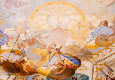 Schloss Bruchsal - Hauptbau / Corps de Logis - Beletage - Fürstensaal - Decke, Mitte, Zentrum nach Westen hin - Ausschnitt aus der westlichen mittleren inneren Zone - Mitte oben: Darstellung des alles überstrahlenden Sonnengotts Apoll als Herrscher und Verteidiger des Friedens, in seinem Sonnenwagen, umgeben vom Zodiakus (Tierkreis); oben links: Darstellung einer Frau mit Anker in der Hand als Allegorie für die Hoffnung; rechts davon: Darstellung einer gekrönten Frau als Allegorie für Speyer; rechts davon: eine Frau hält einen Plan mit den Residenzstädten der Bischöfe von Speyer (Speyer, Udenheim/Philippsburg, Bruchsal); Mitte, ganz links: Darstellung einer Frau mit Taube auf der Schulter als Allegorie der Treue zu Gott und zum Bistum Speyer; links unterhalb der Mitte: Darstellung einer Frau mit einem Fürstenhut (als Symbol der fürstlichen Würde, neben der geistlichen Bischofswürde des Fürstbischofs) in den ausgestreckten Händen; rechts unterhalb der Mitte: eine weiß dargestellte Frau, einen Lorbeerkranz in der ausgestreckten Hand dem Fürstenhut (links davon) entgegen haltend; ganz rechts: Darstellung der göttlichen Vorsehung (Providenz), dem Sonnengott entgegen schwebend; unten links: Darstellung der Athene, Göttin der Künste und der Kriegskunst, mit Federhelm und Lanze; rechts davon: ein Genius, Athenes Schild haltend; Mitte, links unterhalb: ein Genius, eine Mitra (als Symbol für die geistliche Würde) über Hermes haltend; Mitte, unterhalb: Darstellung des Götterboten Hermes (mit Flügeln an Helm und Füßen), in der Hand den Hermesstab (ein Stab mit zwei Flügeln, umschlungen von zwei Schlangen); darunter: Darstelllung des besiegten Ungeheuers Argos, dessen 100 Augen auf einem Tuch abgebildet sind (Deckenfresko urspünglich gemalt 1751 von Johannes Zick, originalgetreu rekonstruiert 1966 bis 1969 von Wolfram Köberl) (aufgenommen im Oktober 2019, am Nachmittag) Schloss Bruchsal - Hauptbau / Corps de Logis - Beletage - Fürstensaal - Decke, Mitte, Zentrum nach Westen hin - Ausschnitt aus der westlichen mittleren inneren Zone - Mitte oben: Darstellung des alles überstrahlenden Sonnengotts Apoll als Herrscher und Verteidiger des Friedens, in seinem Sonnenwagen, umgeben vom Zodiakus (Tierkreis); oben links: Darstellung einer Frau mit Anker in der Hand als Allegorie für die Hoffnung; rechts davon: Darstellung einer gekrönten Frau als Allegorie für Speyer; rechts davon: eine Frau hält einen Plan mit den Residenzstädten der Bischöfe von Speyer (Speyer, Udenheim/Philippsburg, Bruchsal); Mitte, ganz links: Darstellung einer Frau mit Taube auf der Schulter als Allegorie der Treue zu Gott und zum Bistum Speyer; links unterhalb der Mitte: Darstellung einer Frau mit einem Fürstenhut (als Symbol der fürstlichen Würde, neben der geistlichen Bischofswürde des Fürstbischofs) in den ausgestreckten Händen; rechts unterhalb der Mitte: eine weiß dargestellte Frau, einen Lorbeerkranz in der ausgestreckten Hand dem Fürstenhut (links davon) entgegen haltend; ganz rechts: Darstellung der göttlichen Vorsehung (Providenz), dem Sonnengott entgegen schwebend; unten links: Darstellung der Athene, Göttin der Künste und der Kriegskunst, mit Federhelm und Lanze; rechts davon: ein Genius, Athenes Schild haltend; Mitte, links unterhalb: ein Genius, eine Mitra (als Symbol für die geistliche Würde) über Hermes haltend; Mitte, unterhalb: Darstellung des Götterboten Hermes (mit Flügeln an Helm und Füßen), in der Hand den Hermesstab (ein Stab mit zwei Flügeln, umschlungen von zwei Schlangen); darunter: Darstelllung des besiegten Ungeheuers Argos, dessen 100 Augen auf einem Tuch abgebildet sind (Deckenfresko urspünglich gemalt 1751 von Johannes Zick, originalgetreu rekonstruiert 1966 bis 1969 von Wolfram Köberl) (aufgenommen im Oktober 2019, am Nachmittag)