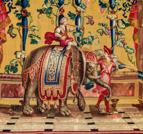 Schloss Bruchsal - Hauptbau / Corps de Logis - Von innen - Beletage - Jagdzimmer - Südliche Wand, rechte Seite - Ausschnitt aus der Tapisserie "Elefantentreiber" aus der "Groteskenserie" (Inv.Nr. G 106; Höhe x Breite 337 cm x 358 cm; hergestellt in der Werkstatt von Philippe Behagle (Vater oder Sohn) in Beauvais zwischen 1685 und 1719; Entwürfe von Jean-Baptiste Monnoyer, Guy-Louis de Vernansal, Jean-Baptiste B(e)lin de Fontenay; restauriert 1960 und nach 2007) (aufgenommen im Oktober 2019, am späten Vormittag) Schloss Bruchsal - Hauptbau / Corps de Logis - Von innen - Beletage - Jagdzimmer - Südliche Wand, rechte Seite - Ausschnitt aus der Tapisserie "Elefantentreiber" aus der "Groteskenserie" (Inv.Nr. G 106; Höhe x Breite 337 cm x 358 cm; hergestellt in der Werkstatt von Philippe Behagle (Vater oder Sohn) in Beauvais zwischen 1685 und 1719; Entwürfe von Jean-Baptiste Monnoyer, Guy-Louis de Vernansal, Jean-Baptiste B(e)lin de Fontenay; restauriert 1960 und nach 2007) (aufgenommen im Oktober 2019, am späten Vormittag)