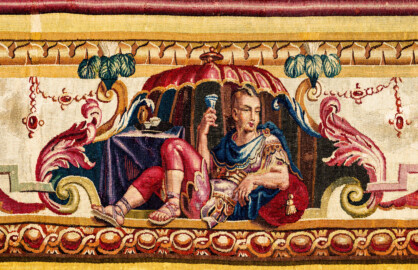 Schloss Bruchsal - Hauptbau / Corps de Logis - Von innen - Beletage - Jagdzimmer - Südliche Wand, rechte Seite - Ausschnitt (Bordüre, unten, Mitte) aus der Tapisserie "Elefantentreiber" aus der "Groteskenserie" (Inv.Nr. G 106; Höhe x Breite 337 cm x 358 cm; hergestellt in der Werkstatt von Philippe Behagle (Vater oder Sohn) in Beauvais zwischen 1685 und 1719; Entwürfe von Jean-Baptiste Monnoyer, Guy-Louis de Vernansal, Jean-Baptiste B(e)lin de Fontenay; restauriert 1960 und nach 2007) (aufgenommen im Oktober 2019, am frühen Nachmittag) Schloss Bruchsal - Hauptbau / Corps de Logis - Von innen - Beletage - Jagdzimmer - Südliche Wand, rechte Seite - Ausschnitt (Bordüre, unten, Mitte) aus der Tapisserie "Elefantentreiber" aus der "Groteskenserie" (Inv.Nr. G 106; Höhe x Breite 337 cm x 358 cm; hergestellt in der Werkstatt von Philippe Behagle (Vater oder Sohn) in Beauvais zwischen 1685 und 1719; Entwürfe von Jean-Baptiste Monnoyer, Guy-Louis de Vernansal, Jean-Baptiste B(e)lin de Fontenay; restauriert 1960 und nach 2007) (aufgenommen im Oktober 2019, am frühen Nachmittag)