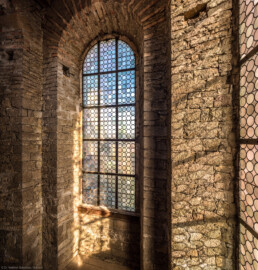 Bruchsal - Peterskirche / St. Peter - Ostturm - Von Innen / Von Südost - Blick von der Treppe zum Glockenstuhl auf das Nordfenster im Ostturm (aufgenommen im Oktober 2019, am späten Vormittag)