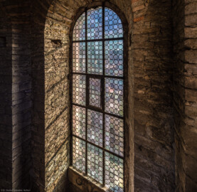 Bruchsal - Peterskirche / St. Peter - Ostturm - Von Innen / Von Südwest - Blick von der Treppe zum Glockenstuhl auf das Ostfenster im Ostturm (aufgenommen im Oktober 2019, am späten Vormittag)