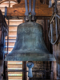 Bruchsal - Peterskirche / St. Peter - Ostturm - Von Innen / Von Norden - Blick nach Süden auf die St. Sebastian-Glocke (Glocke Nr. 3, Durchmesser 99 cm, Höhe 74 cm, Gewicht 507 kg, Nominal gis'-3; gegossen 1745 in Würzburg, Glockengießer Johann Adam Roth, Material Bronze) (aufgenommen im Oktober 2019, am späten Nachmittag) Bruchsal - Peterskirche / St. Peter - Ostturm - Von Innen / Von Norden - Blick nach Süden auf die St. Sebastian-Glocke (Glocke Nr. 3, Durchmesser 99 cm, Höhe 74 cm, Gewicht 507 kg, Nominal gis'-3; gegossen 1745 in Würzburg, Glockengießer Johann Adam Roth, Material Bronze) (aufgenommen im Oktober 2019, am späten Nachmittag)