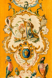 Schloss Bruchsal - Hauptbau / Corps de Logis - Beletage - Musikzimmer - Östliche Wand, direkt links des Durchgangs zum Thronsaal - Ausschnitt unterhalb der Mitte aus einer Savonnerie mit chinoisen Motiven (Entwurf von Johann Martin Metz; hergestellt in der Kurkölnischen Savonneriemanufaktur in Bonn, zwischen 1758 und 1761) (aufgenommen im November 2019, am späten Vormittag) Schloss Bruchsal - Hauptbau / Corps de Logis - Beletage - Musikzimmer - Östliche Wand, direkt links des Durchgangs zum Thronsaal - Ausschnitt unterhalb der Mitte aus einer Savonnerie mit chinoisen Motiven (Entwurf von Johann Martin Metz; hergestellt in der Kurkölnischen Savonneriemanufaktur in Bonn, zwischen 1758 und 1761) (aufgenommen im November 2019, am späten Vormittag)