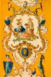 Schloss Bruchsal - Hauptbau / Corps de Logis - Beletage - Musikzimmer - Östliche Wand, direkt rechts des Durchgangs zum Thronsaal - Ausschnitt unterhalb der Mitte aus einer Savonnerie mit chinoisen Motiven (Entwurf von Johann Martin Metz; hergestellt in der Kurkölnischen Savonneriemanufaktur in Bonn, zwischen 1758 und 1761) (aufgenommen im November 2019, um die Mittagszeit) Schloss Bruchsal - Hauptbau / Corps de Logis - Beletage - Musikzimmer - Östliche Wand, direkt rechts des Durchgangs zum Thronsaal - Ausschnitt unterhalb der Mitte aus einer Savonnerie mit chinoisen Motiven (Entwurf von Johann Martin Metz; hergestellt in der Kurkölnischen Savonneriemanufaktur in Bonn, zwischen 1758 und 1761) (aufgenommen im November 2019, um die Mittagszeit)