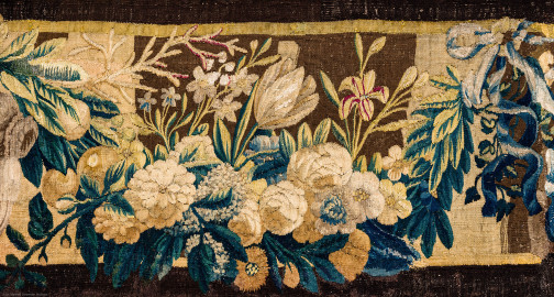 Schloss Bruchsal - Hauptbau / Corps de Logis - Beletage - Blaues Zimmer - Südliche Wand - Ausschnitt mit Blumen aus der Bordüre (unten, rechts) aus der Tapisserie "Europa auf dem Stier" aus der Serie "Die Verwandlungen des Jupiter" (Inv.Nr. G 128; Größe 361 cm x 543 cm; Wolle und Seide; hergestellt in Flandern zwischen 1650 und 1675) (aufgenommen im November 2019, am Nachmittag) Schloss Bruchsal - Hauptbau / Corps de Logis - Beletage - Blaues Zimmer - Südliche Wand - Ausschnitt mit Blumen aus der Bordüre (unten, rechts) aus der Tapisserie "Europa auf dem Stier" aus der Serie "Die Verwandlungen des Jupiter" (Inv.Nr. G 128; Größe 361 cm x 543 cm; Wolle und Seide; hergestellt in Flandern zwischen 1650 und 1675) (aufgenommen im November 2019, am Nachmittag)