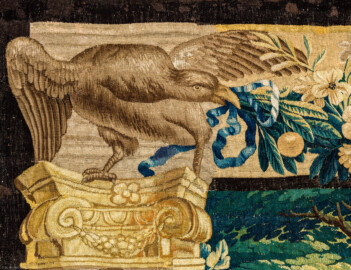 Schloss Bruchsal - Hauptbau / Corps de Logis - Beletage - Blaues Zimmer - Südliche Wand - Ausschnitt mit einem Adler aus der Bordüre (linke obere Ecke) aus der Tapisserie "Europa auf dem Stier" aus der Serie "Die Verwandlungen des Jupiter" (Inv.Nr. G 128; Größe 361 cm x 543 cm; Wolle und Seide; hergestellt in Flandern zwischen 1650 und 1675) (aufgenommen im November 2019, am Nachmittag) Schloss Bruchsal - Hauptbau / Corps de Logis - Beletage - Blaues Zimmer - Südliche Wand - Ausschnitt mit einem Adler aus der Bordüre (linke obere Ecke) aus der Tapisserie "Europa auf dem Stier" aus der Serie "Die Verwandlungen des Jupiter" (Inv.Nr. G 128; Größe 361 cm x 543 cm; Wolle und Seide; hergestellt in Flandern zwischen 1650 und 1675) (aufgenommen im November 2019, am Nachmittag)