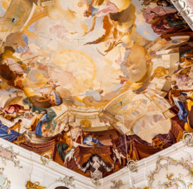 Schloss Bruchsal - Hauptbau / Corps de Logis - Beletage - Fürstensaal - Decke, Nordwestecke - Ausschnitt aus der nordwestlichen Zone - Unten, Mitte: Darstellung der Landwirtschaft mittels der griechischen / römischen Fruchtbarkeitsgöttin Demeter / Ceres, zweier Frauen mit Sichel und Getreidebündel sowie des Hirtengotts Pan; links: Darstellung der sieben Wissenschaften und Künste; rechts: Darstellung der Salzgewinnung, ein wichtiger Wirtschaftszweig Bruchsals; oben: der "himmlische Bereich" mit Darstellungen griechisch-römischer Götter und Allegorien (Deckenfresko urspünglich gemalt 1751 von Johannes Zick, originalgetreu rekonstruiert 1966 bis 1969 von Wolfram Köberl) (aufgenommen im Dezember 2019, um die Mittagszeit)