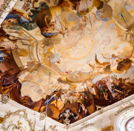 Schloss Bruchsal - Hauptbau / Corps de Logis - Beletage - Fürstensaal - Decke, Nordostecke - Ausschnitt aus der nordöstlichen Zone - Unten, Mitte: Darstellung der Salzgewinnung, ein wichtiger Wirtschaftszweig Bruchsals; unten rechts: Darstellung der Vier Jahreszeiten und der Vier Lebensalter als Musikkapelle; oben links: Darstellung der sieben Wissenschaften und Künste; oben: der "himmlische Bereich" mit Darstellungen griechisch-römischer Götter und Allegorien (Deckenfresko urspünglich gemalt 1751 von Johannes Zick, originalgetreu rekonstruiert 1966 bis 1969 von Wolfram Köberl) (aufgenommen im Dezember 2019, um die Mittagszeit)