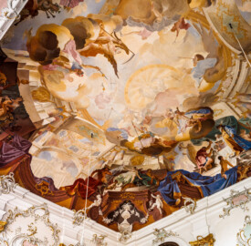Schloss Bruchsal - Hauptbau / Corps de Logis - Beletage - Fürstensaal - Decke, Südwestecke - Ausschnitt aus der südwestlichen Zone - Unten, Mitte: Darstellung der Jagd mittels der griechischen / römischen Jagdgöttin Artemis / Diana, einer Begleiterin, eines Fauns, dreier Hunde, eines Wildschweins sowie eines Rehs; rechts: Darstellung der sieben Wissenschaften und Künste; oben: der "himmlische Bereich" mit Darstellungen griechisch-römischer Götter und Allegorien (Deckenfresko urspünglich gemalt 1751 von Johannes Zick, originalgetreu rekonstruiert 1966 bis 1969 von Wolfram Köberl) (aufgenommen im Dezember 2019, am frühen Nachmittag)