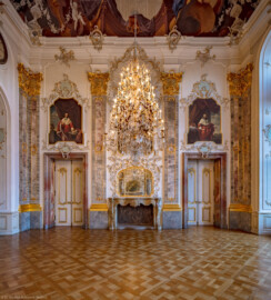 Schloss Bruchsal - Hauptbau / Corps de Logis - Beletage - Fürstensaal - Nordwand - Von Süden - Blick nach Norden in der beginnenden Dämmerung (aufgenommen im Dezember 2019, am Nachmittag)